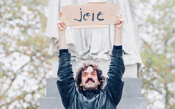 Photo de Jonas Chéreau avec un morceau de carton "joie"