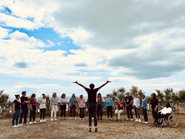 Photo pour le stage de joie de Jonas Chéreau, il est au centre d'un goupe de personnes, les bras en l'air